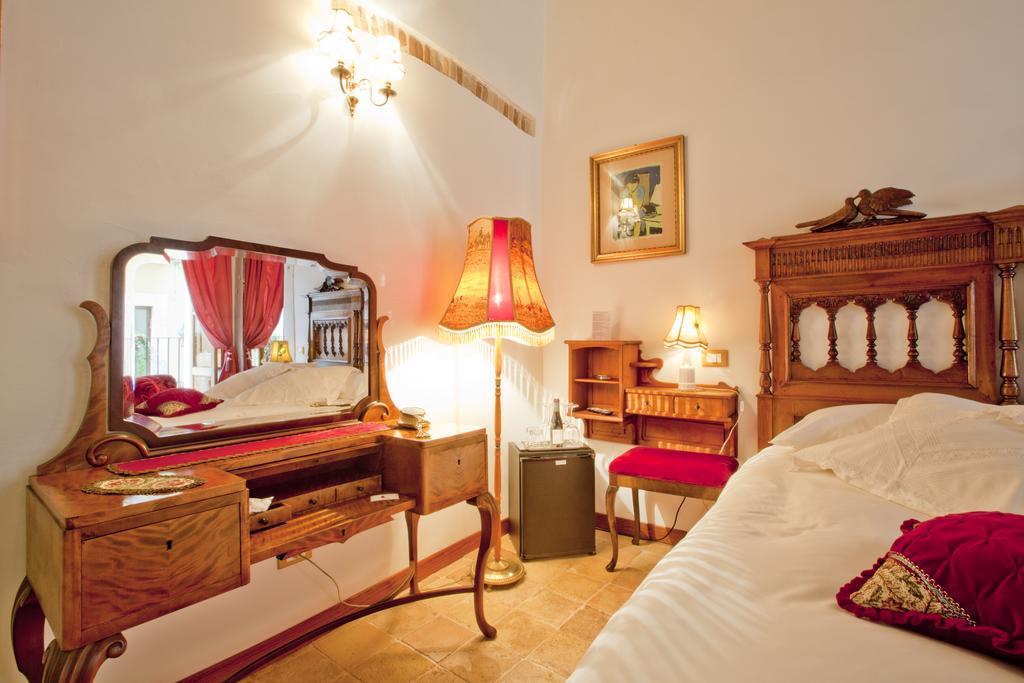 B&B Il Marchese Del Grillo Sulmona Værelse billede